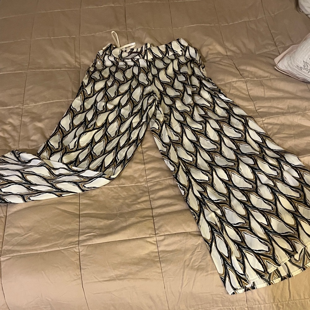Stylish Black, Beige and White Patterned palooza Pants w/side pockets
